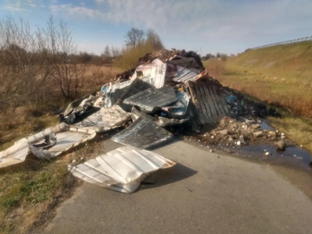 30 ton śmieci wyrzucone na drogę (AKTUALIZACJA)