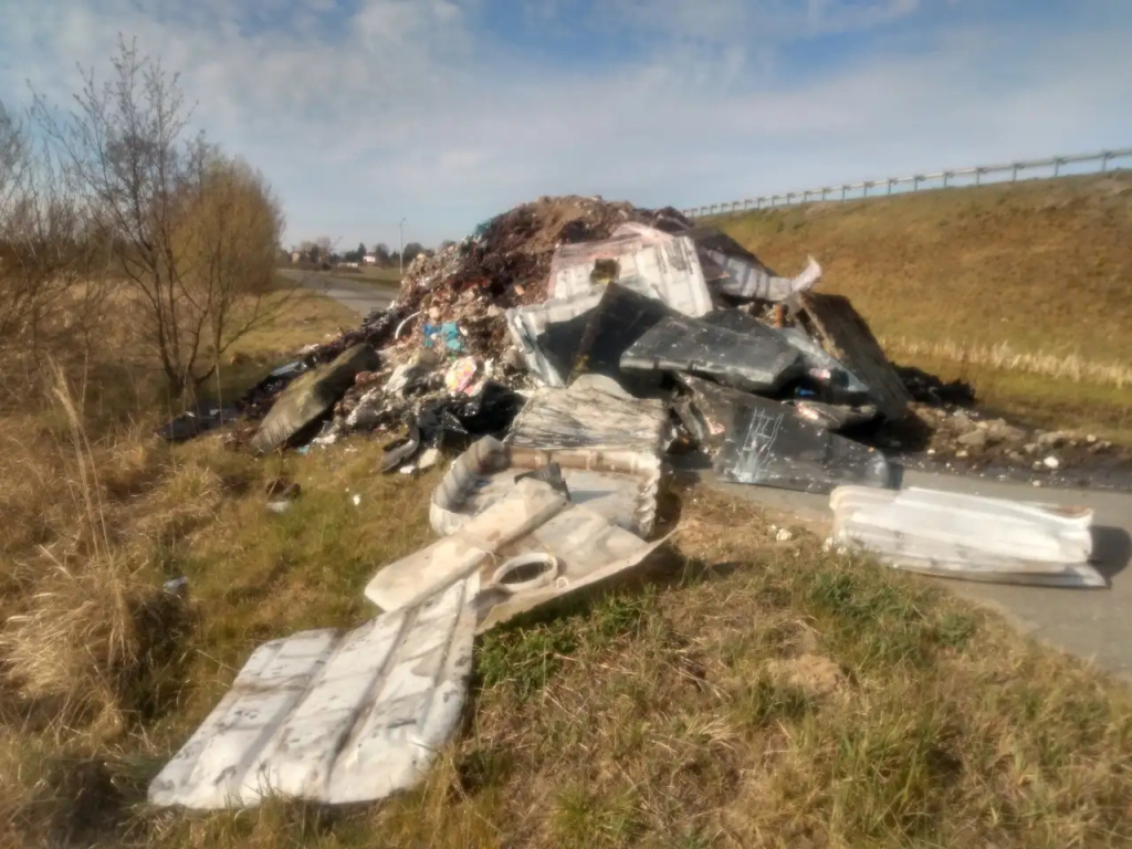 30 ton śmieci wyrzucone na drogę (AKTUALIZACJA)