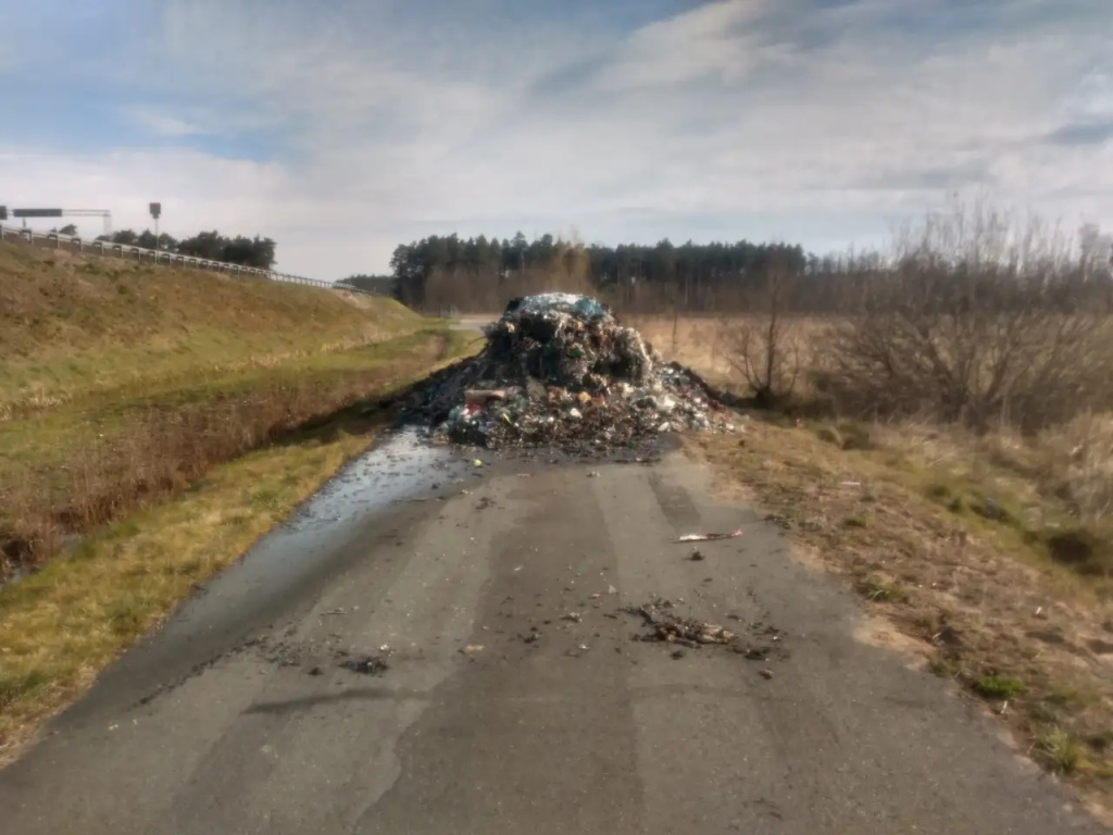 30 ton śmieci wyrzucone na drogę (AKTUALIZACJA)