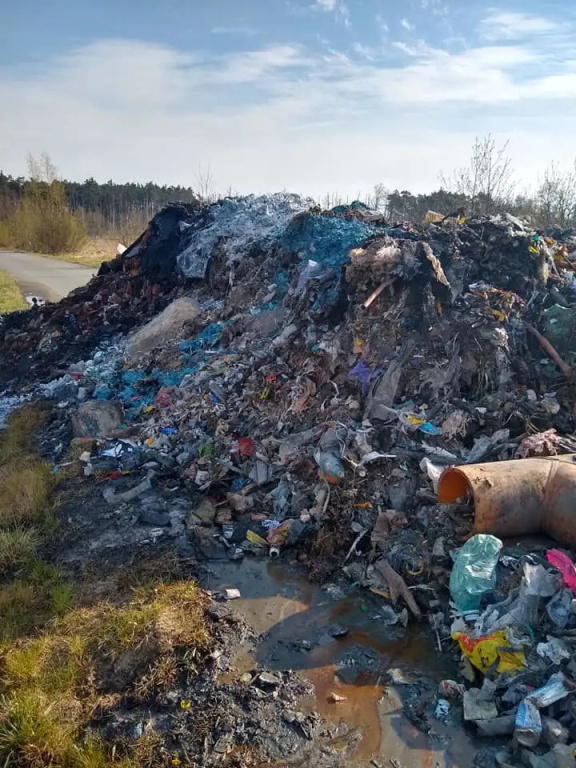 30 ton śmieci wyrzucone na drogę (AKTUALIZACJA)