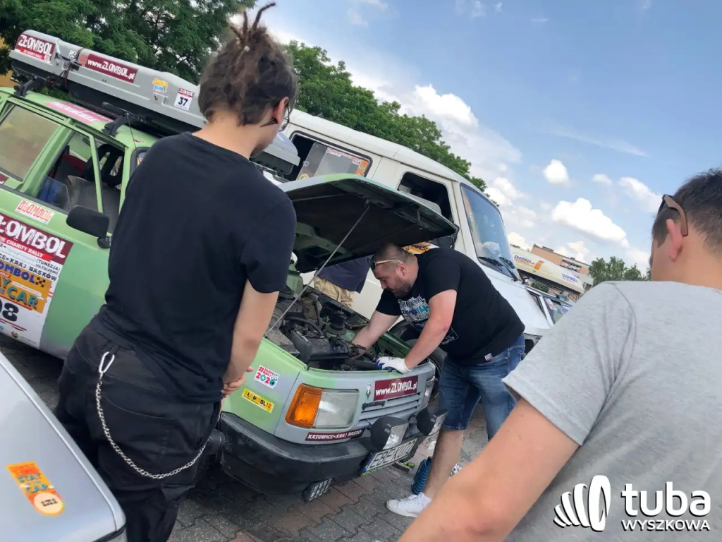 „STAY IN the CAR”. Wyszkowskie (i nie tylko) Złombole wyruszyły w trasę