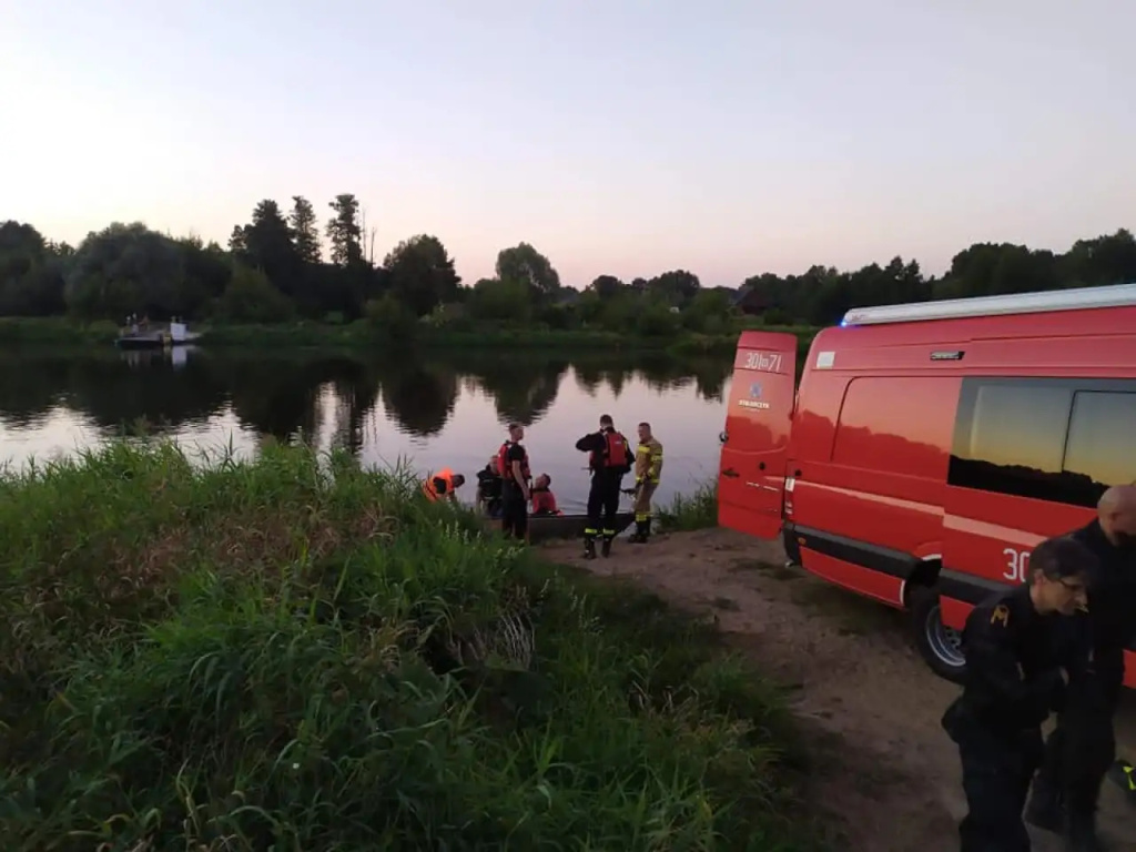 Akcja poszukiwawcza na Narwi. Pod wodą młody mężczyzna (AKTUALIZACJA)
