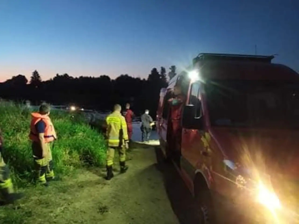 Akcja poszukiwawcza na Narwi. Pod wodą młody mężczyzna (AKTUALIZACJA)