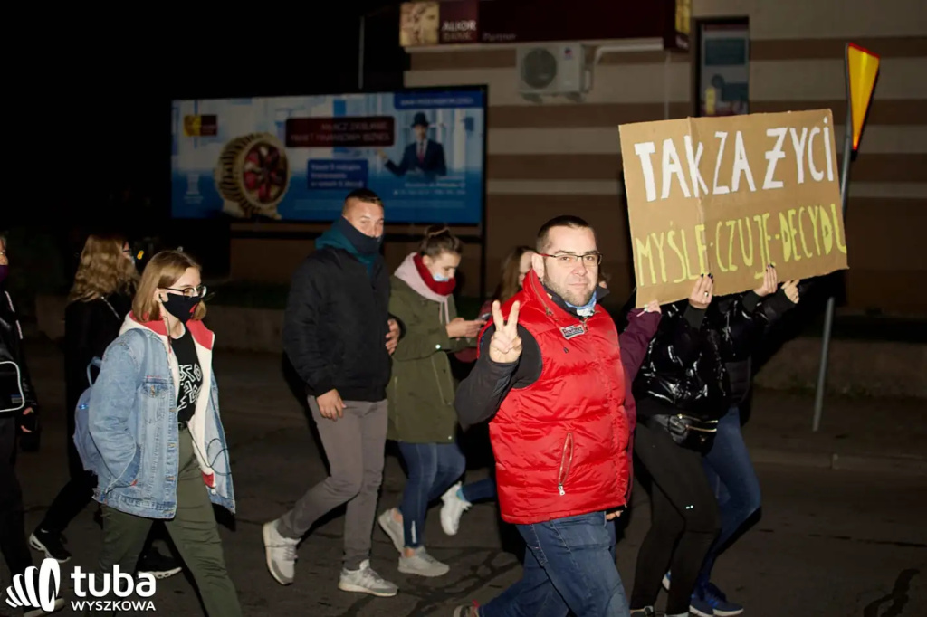 „Demokracja jest kobietą”. Tłumy znów maszerowały ulicami Wyszkowa