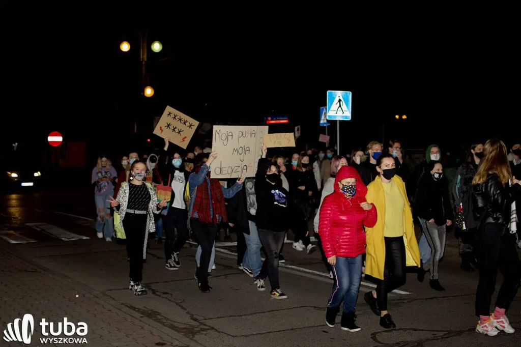 „Demokracja jest kobietą”. Tłumy znów maszerowały ulicami Wyszkowa