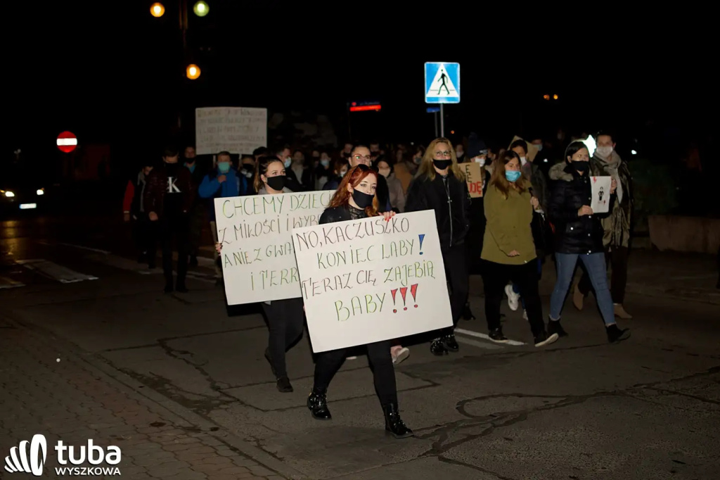 „Demokracja jest kobietą”. Tłumy znów maszerowały ulicami Wyszkowa