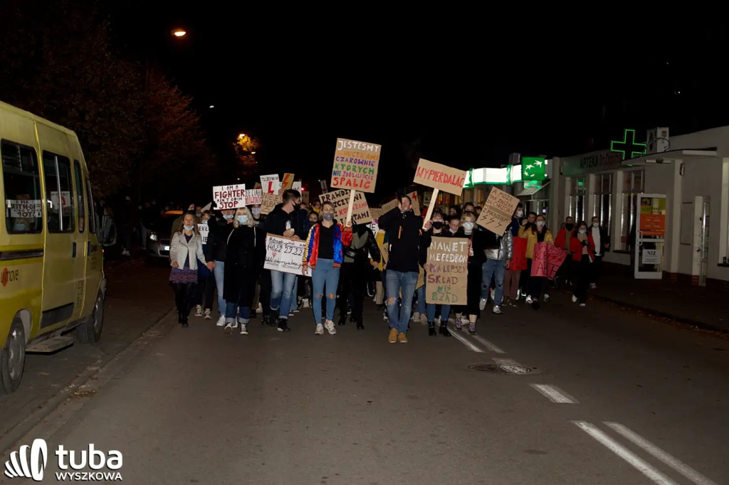 „Demokracja jest kobietą”. Tłumy znów maszerowały ulicami Wyszkowa