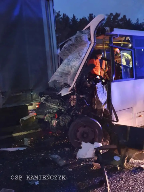 Autobus zderzył się z ciężarówkami. Utrudnienia na S8 (aktualizacja)
