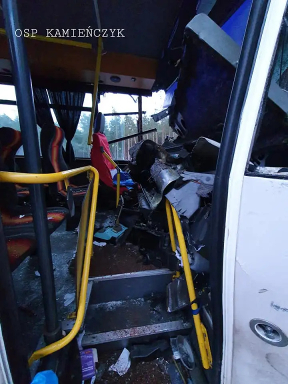 Autobus zderzył się z ciężarówkami. Utrudnienia na S8 (aktualizacja)