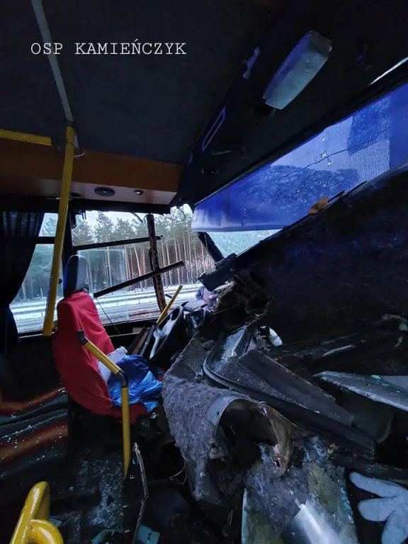 Autobus zderzył się z ciężarówkami. Utrudnienia na S8 (aktualizacja)