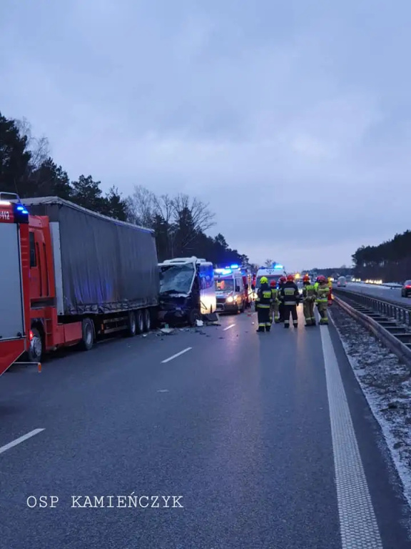 Autobus zderzył się z ciężarówkami. Utrudnienia na S8 (aktualizacja)