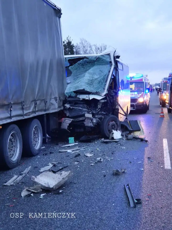 Autobus zderzył się z ciężarówkami. Utrudnienia na S8 (aktualizacja)