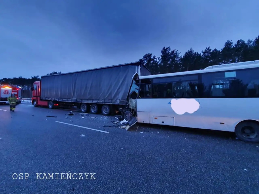 Autobus zderzył się z ciężarówkami. Utrudnienia na S8 (aktualizacja)
