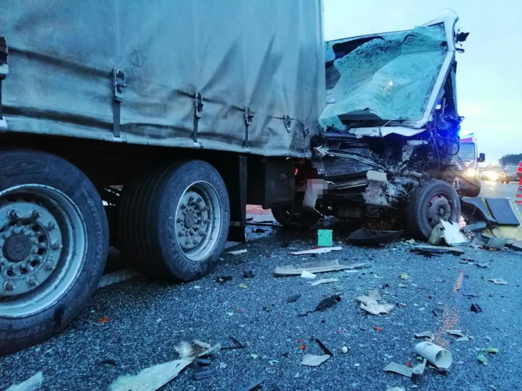 Autobus zderzył się z ciężarówkami. Utrudnienia na S8 (aktualizacja)