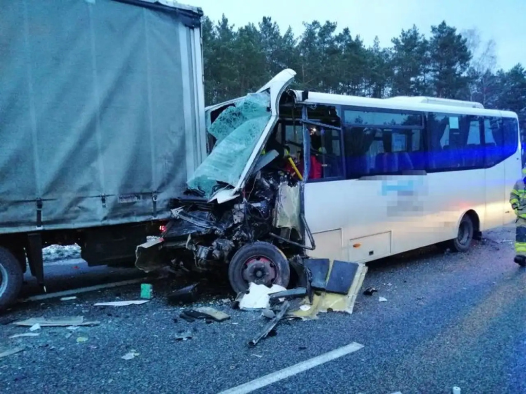 Autobus zderzył się z ciężarówkami. Utrudnienia na S8 (aktualizacja)