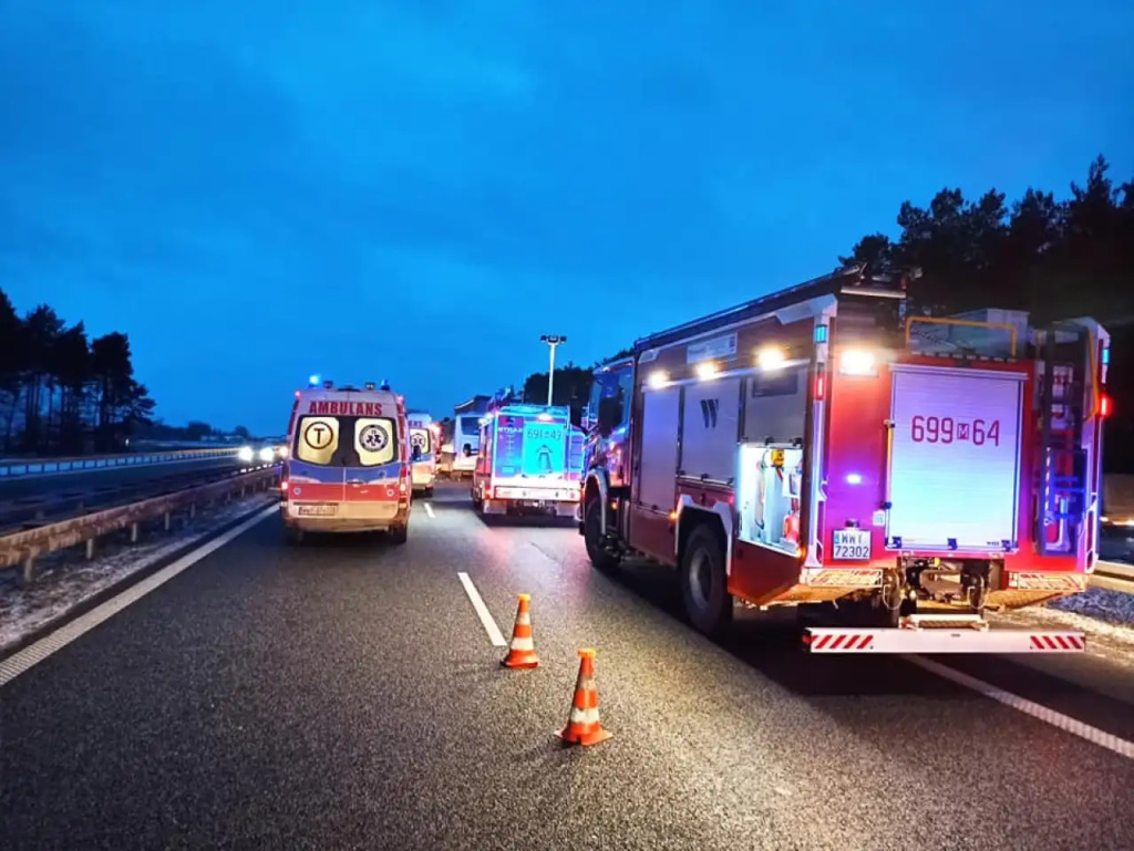 Autobus zderzył się z ciężarówkami. Utrudnienia na S8 (aktualizacja)
