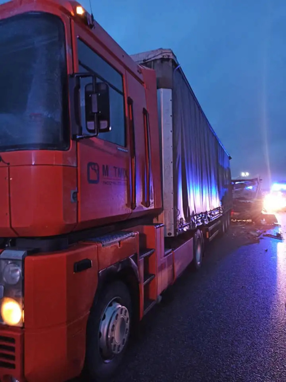 Autobus zderzył się z ciężarówkami. Utrudnienia na S8 (aktualizacja)