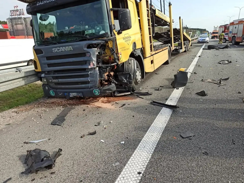 Potrójne zderzenie na S8. Trasa zablokowana (AKTUALIZACJA)