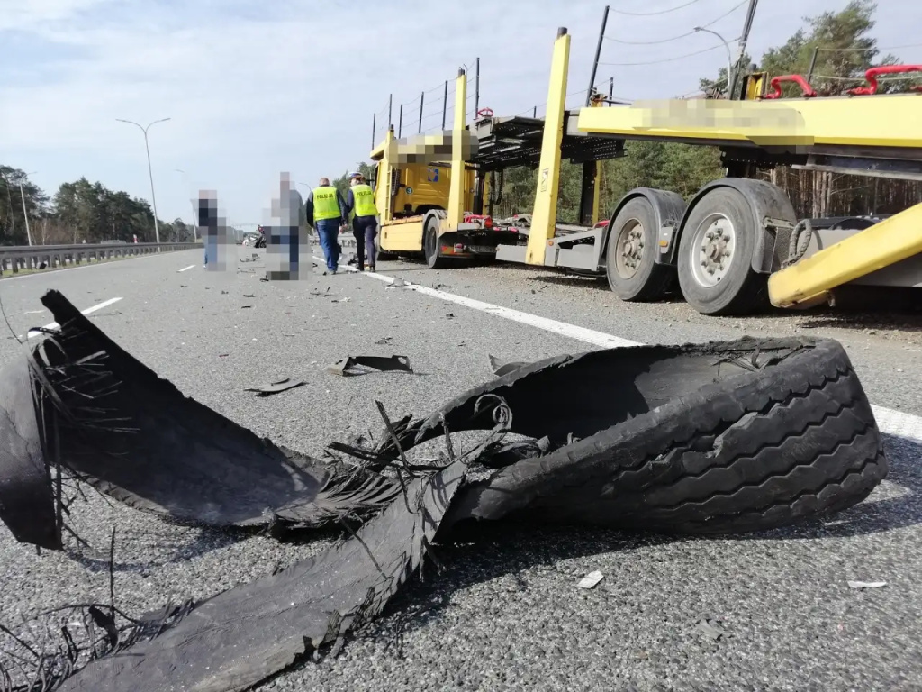 Potrójne zderzenie na S8. Trasa zablokowana (AKTUALIZACJA)