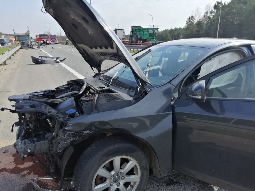 Potrójne zderzenie na S8. Trasa zablokowana (AKTUALIZACJA)