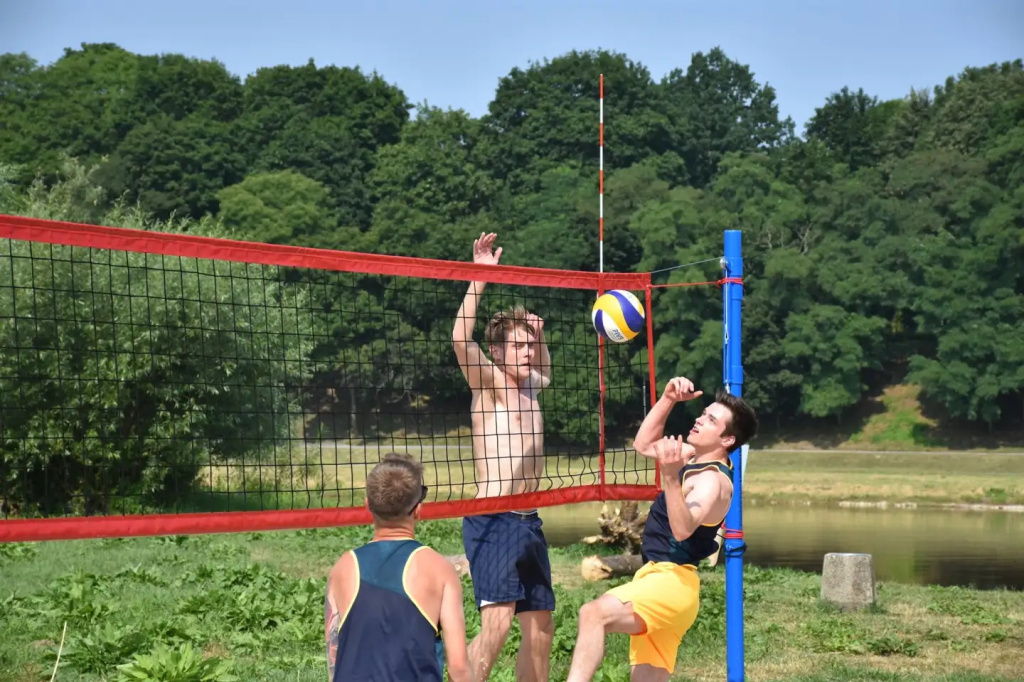 Pierwsza odsłona powiatowej siatkówki plażowej