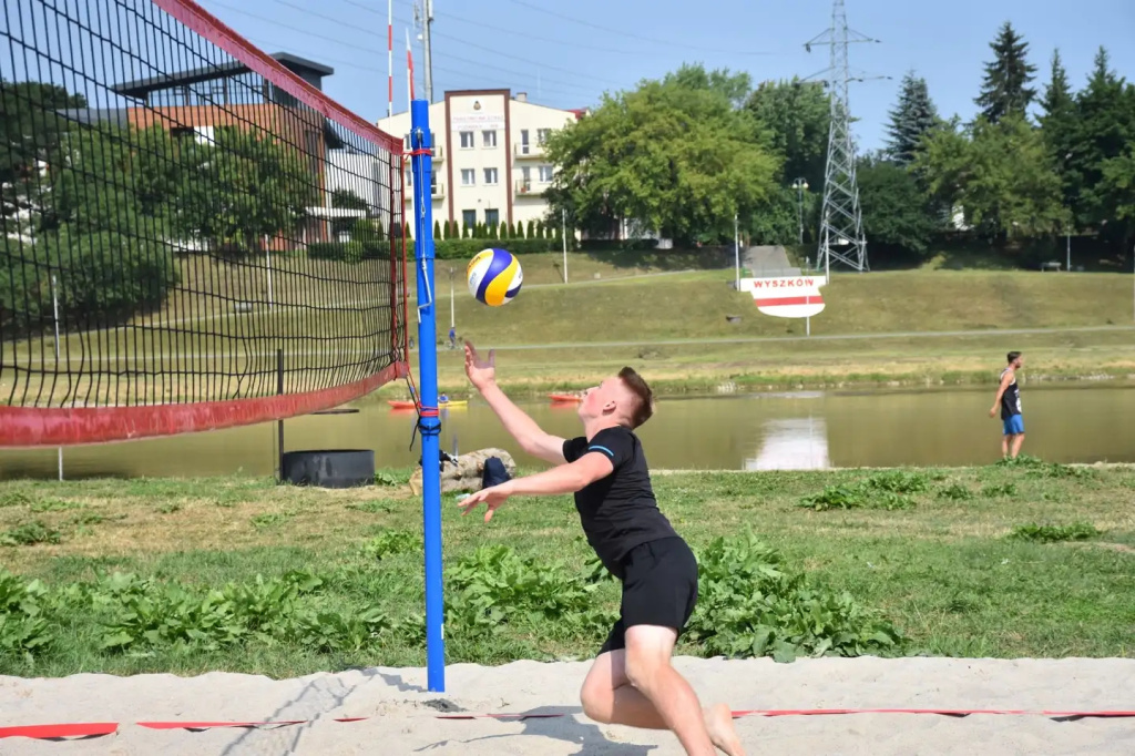 Pierwsza odsłona powiatowej siatkówki plażowej