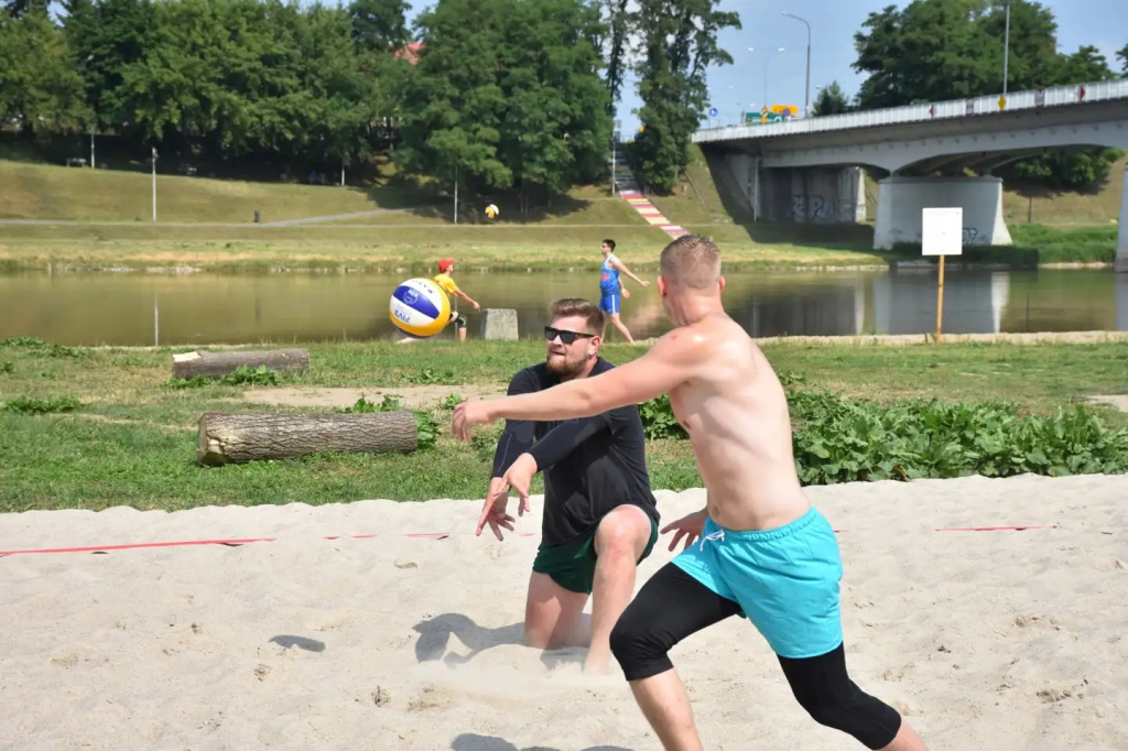 Pierwsza odsłona powiatowej siatkówki plażowej