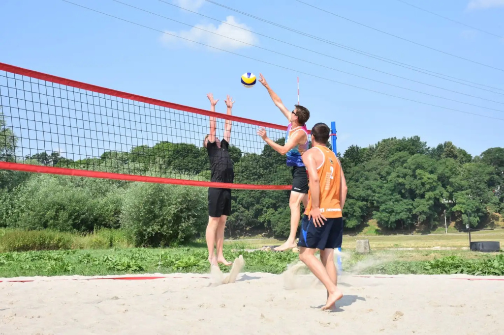 Pierwsza odsłona powiatowej siatkówki plażowej