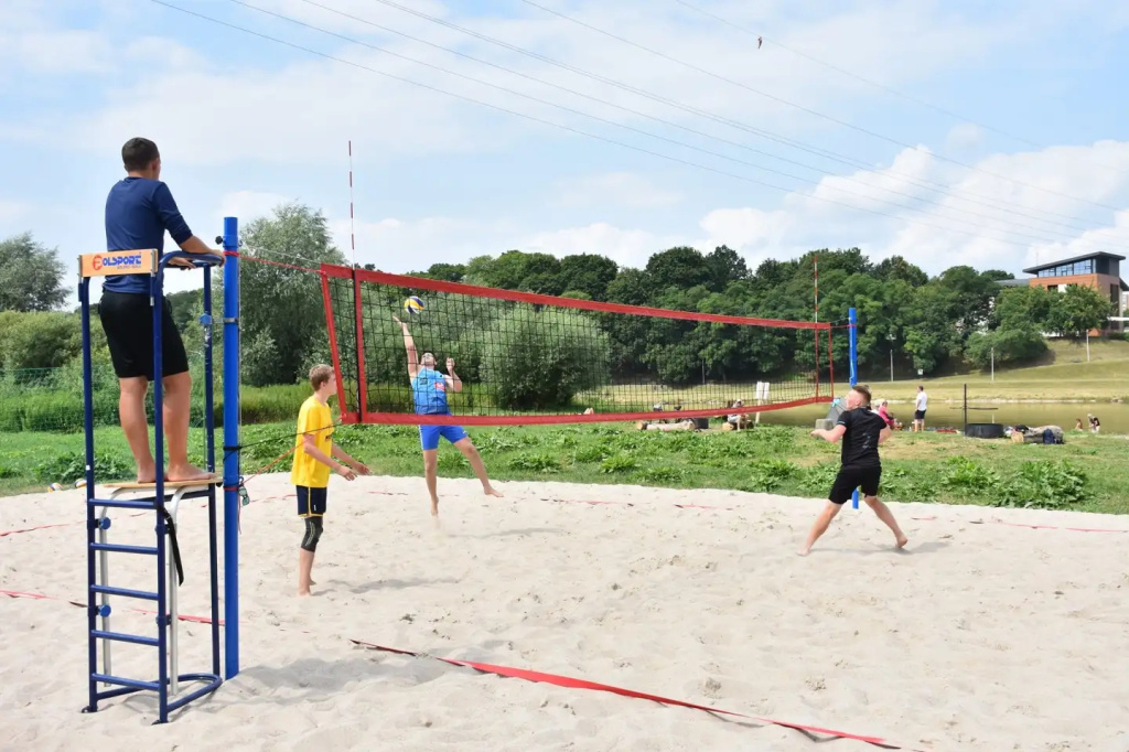 Pierwsza odsłona powiatowej siatkówki plażowej