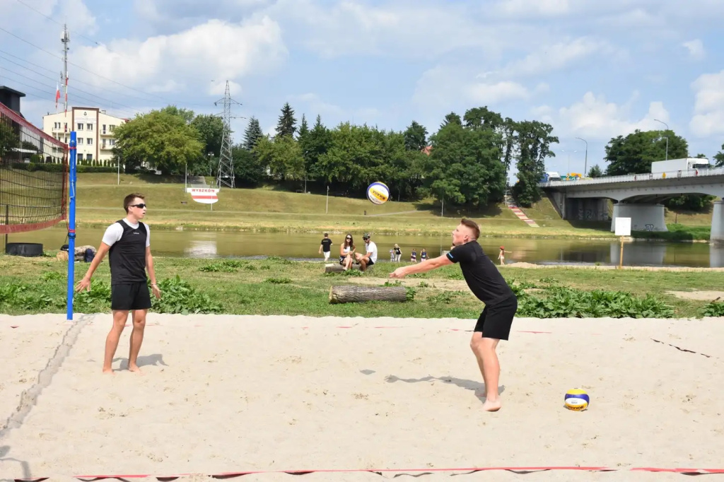 Pierwsza odsłona powiatowej siatkówki plażowej