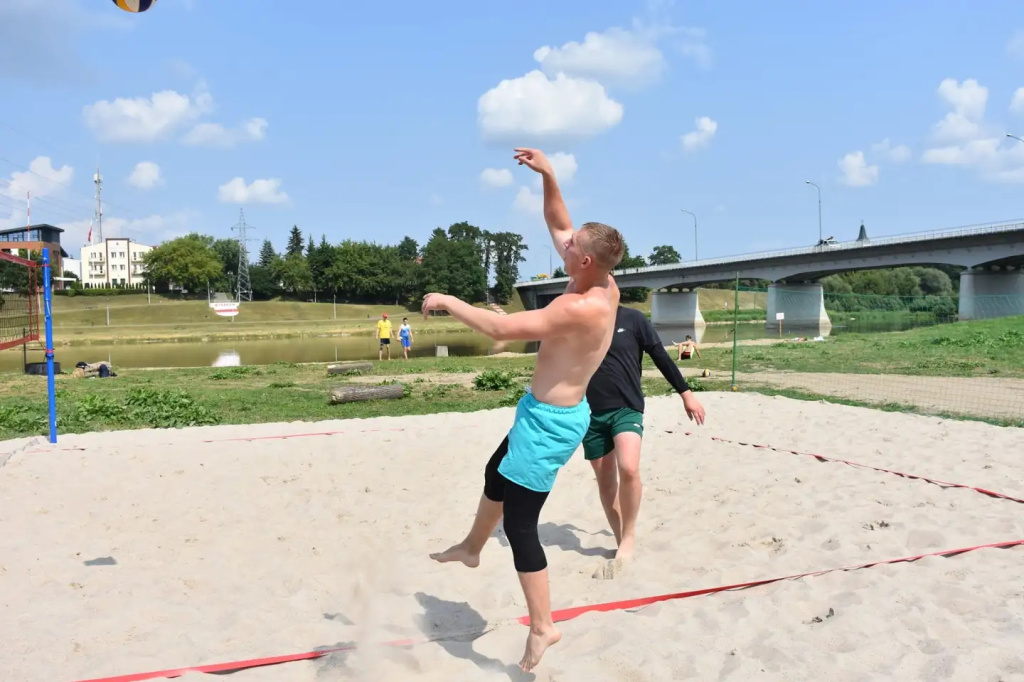 Pierwsza odsłona powiatowej siatkówki plażowej
