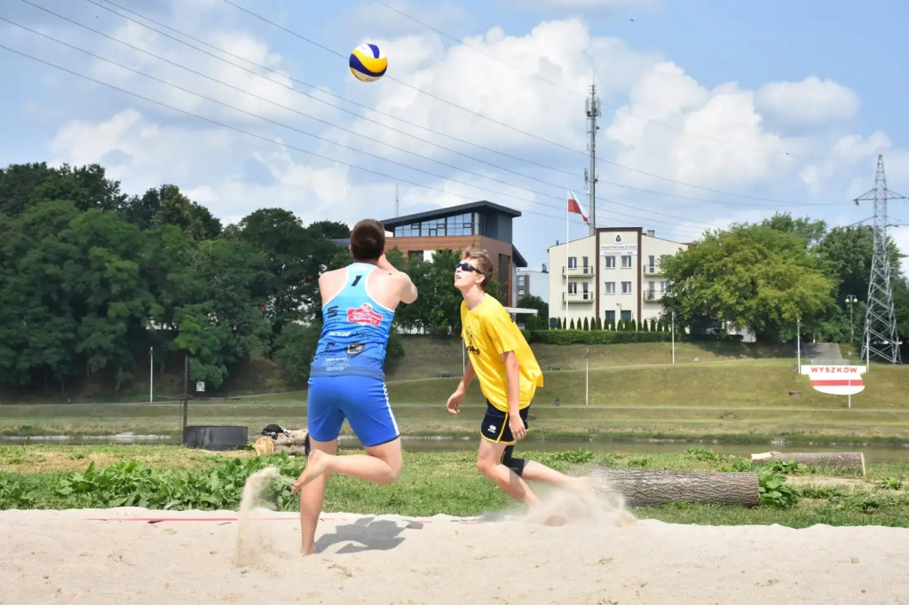 Pierwsza odsłona powiatowej siatkówki plażowej