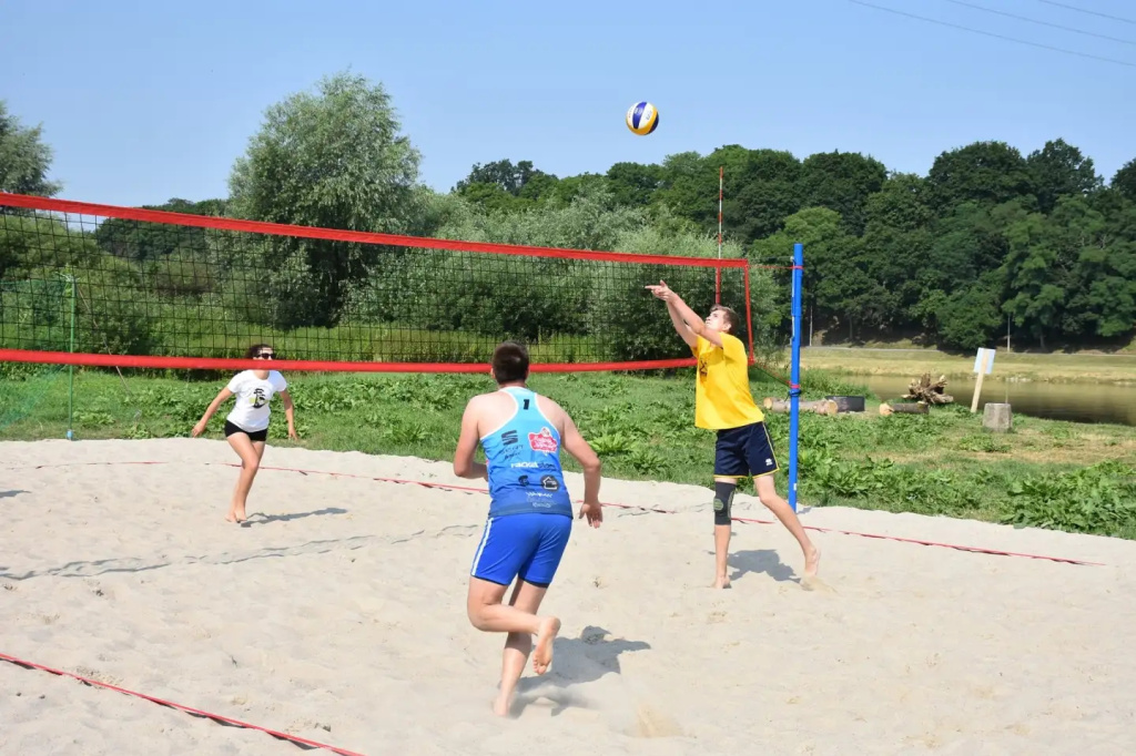 Pierwsza odsłona powiatowej siatkówki plażowej