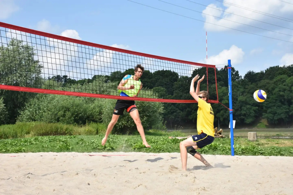 Pierwsza odsłona powiatowej siatkówki plażowej