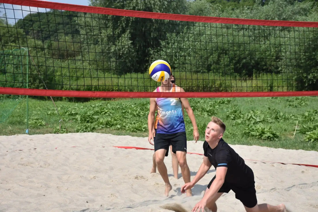 Pierwsza odsłona powiatowej siatkówki plażowej