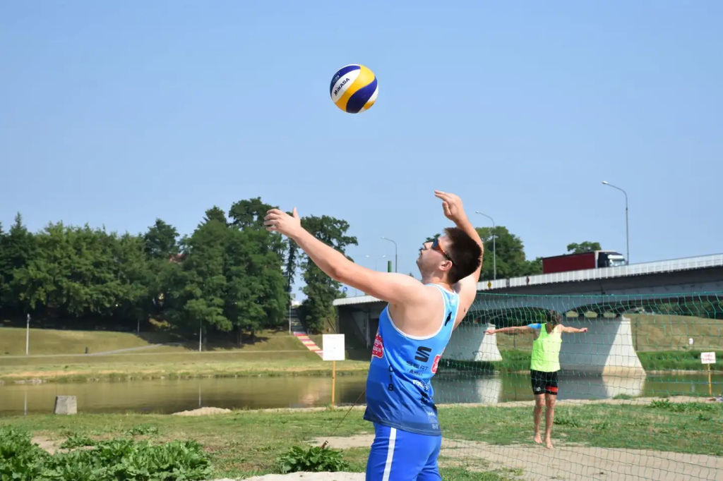 Pierwsza odsłona powiatowej siatkówki plażowej
