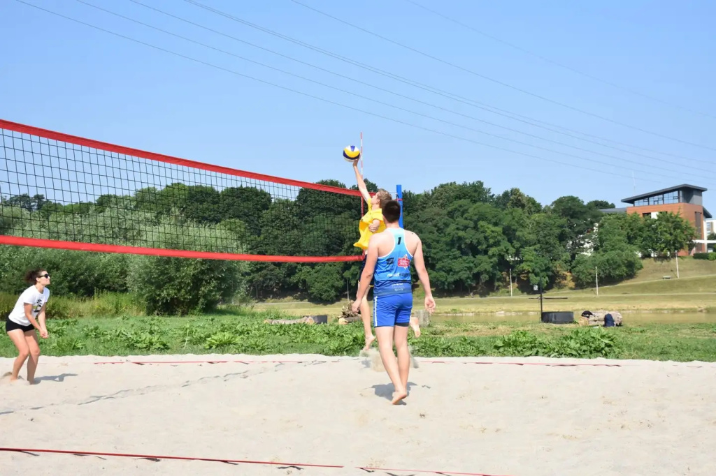 Pierwsza odsłona powiatowej siatkówki plażowej