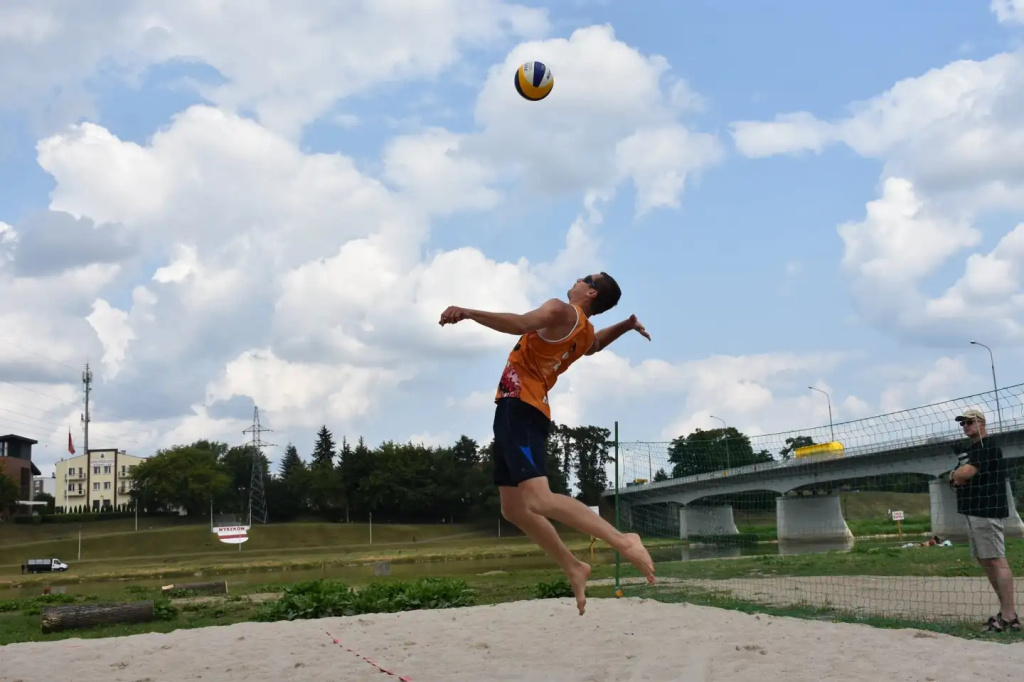 Pierwsza odsłona powiatowej siatkówki plażowej