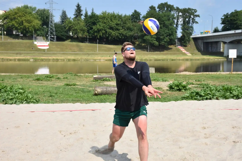 Pierwsza odsłona powiatowej siatkówki plażowej