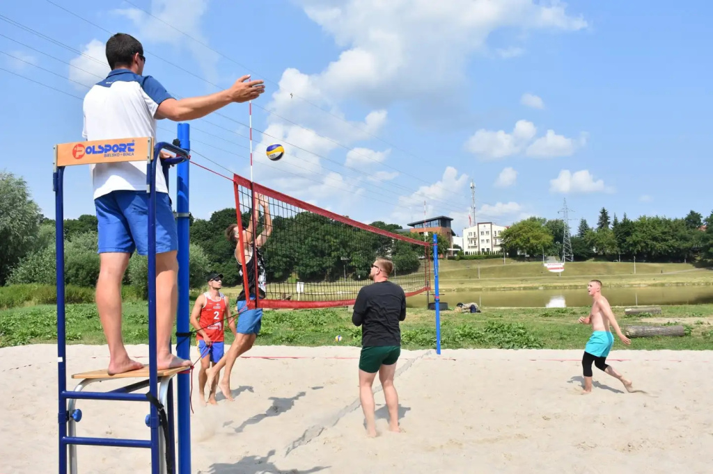 Pierwsza odsłona powiatowej siatkówki plażowej