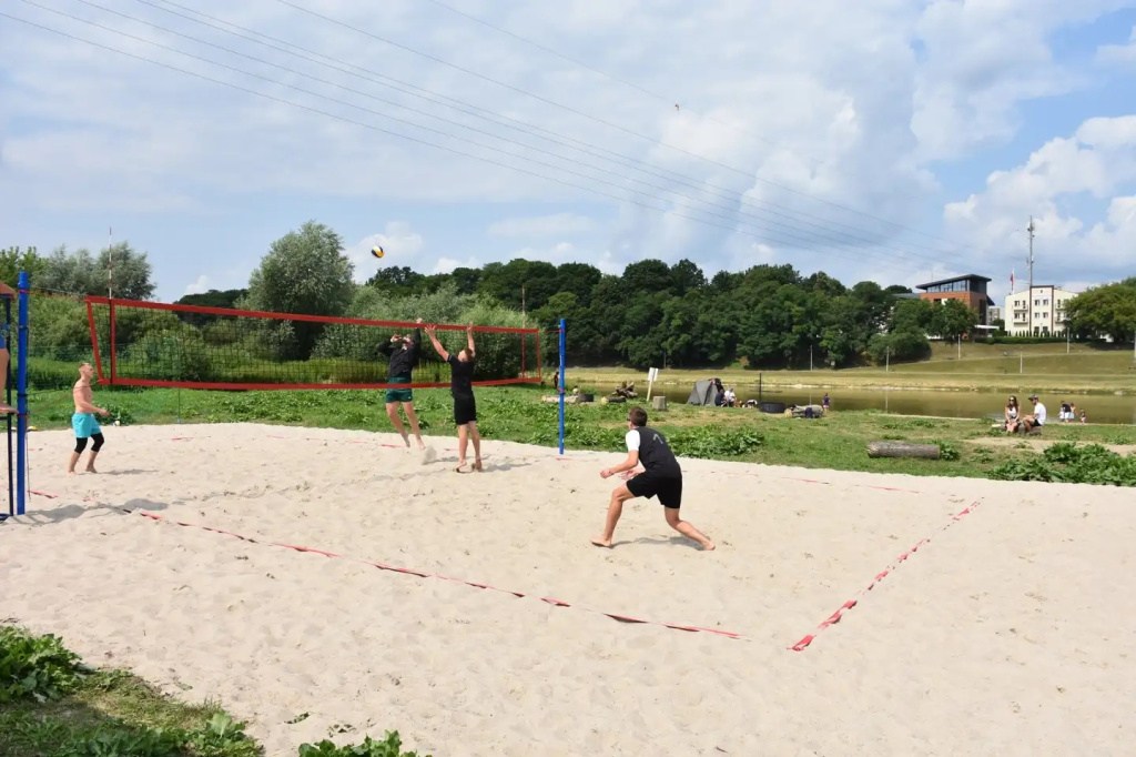 Pierwsza odsłona powiatowej siatkówki plażowej