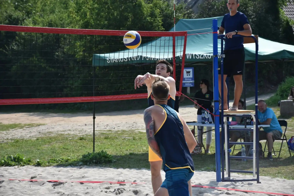 Pierwsza odsłona powiatowej siatkówki plażowej