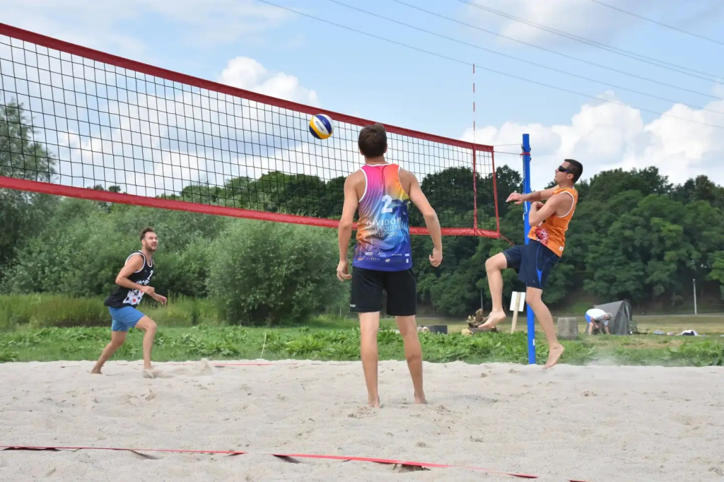 Pierwsza odsłona powiatowej siatkówki plażowej