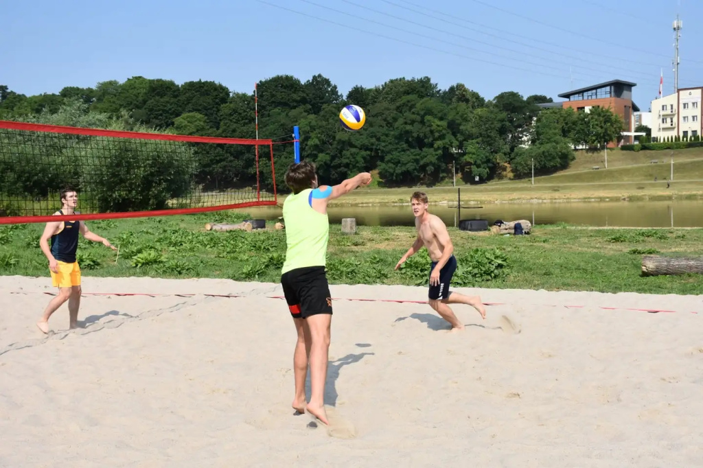 Pierwsza odsłona powiatowej siatkówki plażowej