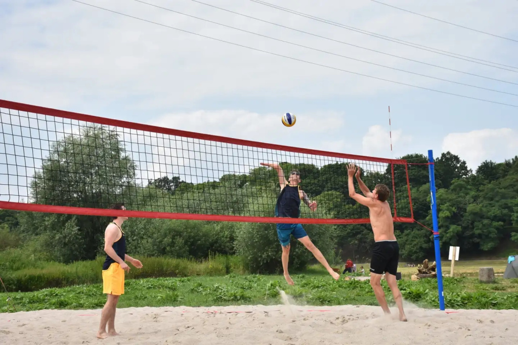 Pierwsza odsłona powiatowej siatkówki plażowej