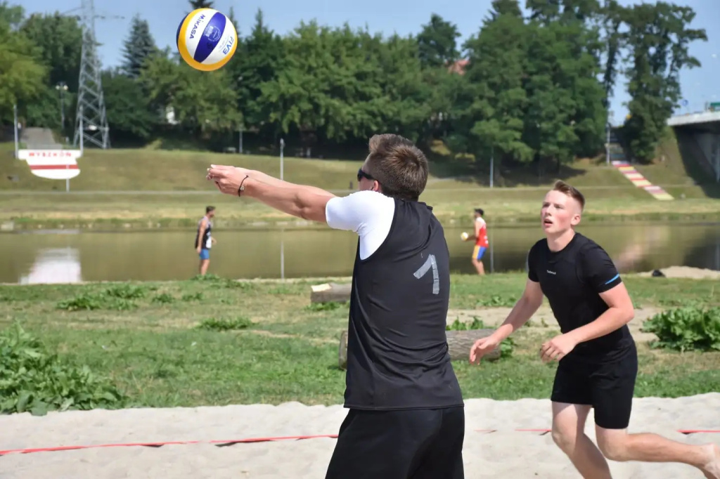 Pierwsza odsłona powiatowej siatkówki plażowej