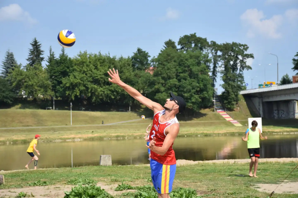 Pierwsza odsłona powiatowej siatkówki plażowej