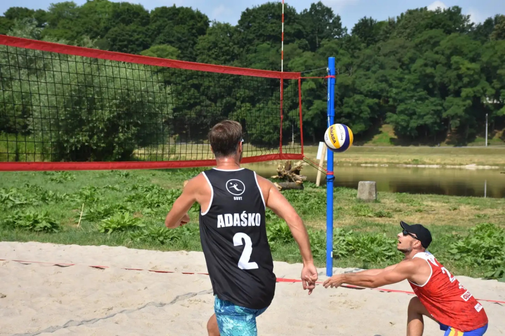 Pierwsza odsłona powiatowej siatkówki plażowej
