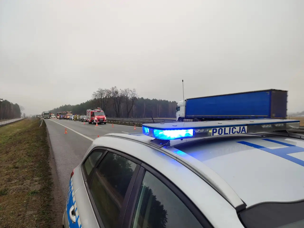 Trzy kolizje, siedem rozbitych pojazdów. Kierowcy nie zachowali odstępu