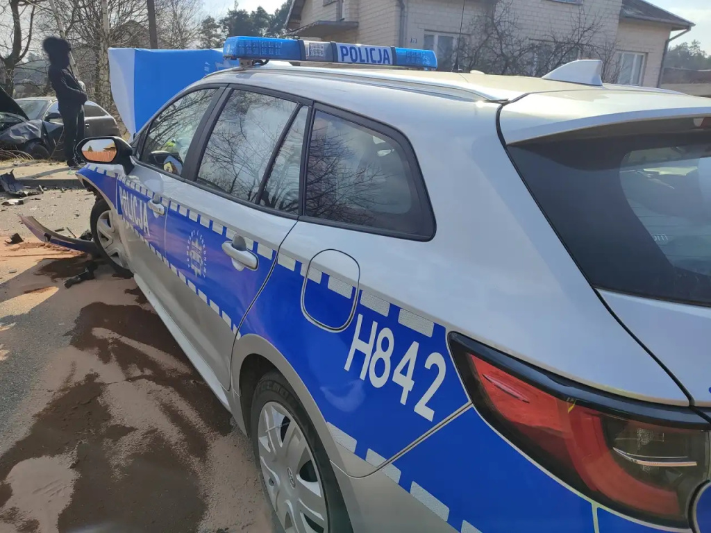 Po pijanemu rozbił radiowóz. Trzy osoby w szpitalu